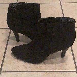 Isaac Mizrahi” Booties, (11)” black 🌸